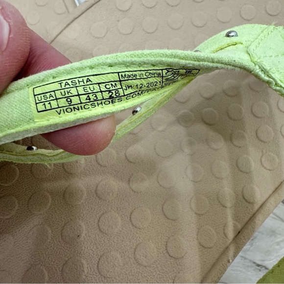 Vionic Tasha Toe Orthopedic Supportive Sandals Studded Pale Lime Sz 11 - Picture 2 of 4
